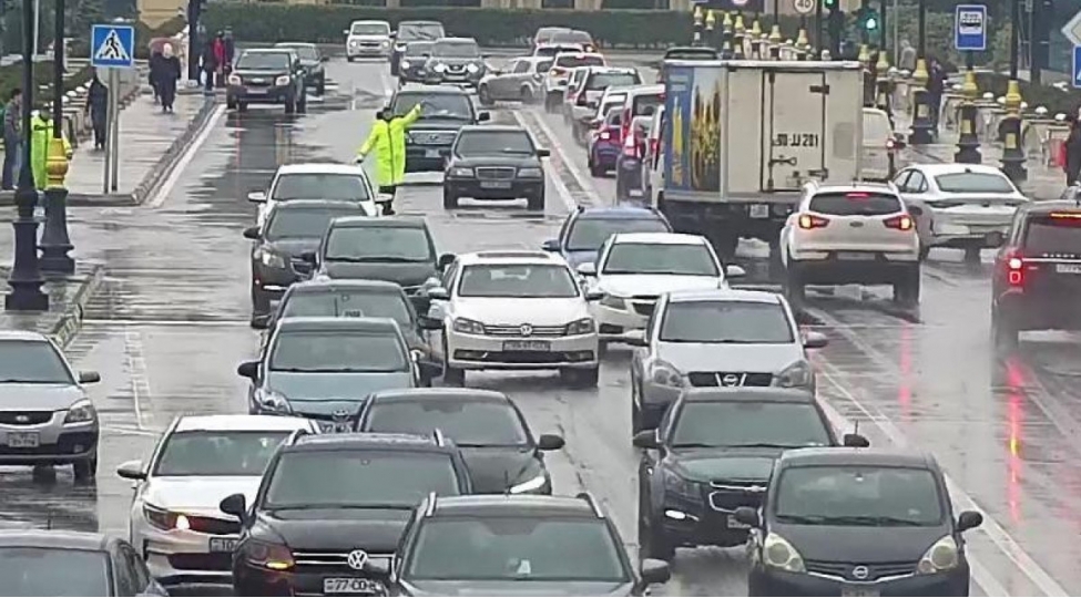 yagisha-gore-paytaxtin-bir-neche-kuche-ve-prospektinde-sixliq-mushahide-olunur-siyahi