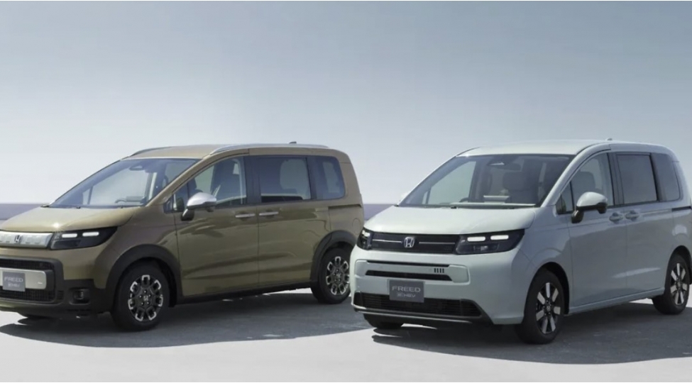 14-ilden-sonra-ilk-defe-yaponiyada-ilin-avtomobili-sechildi-foto