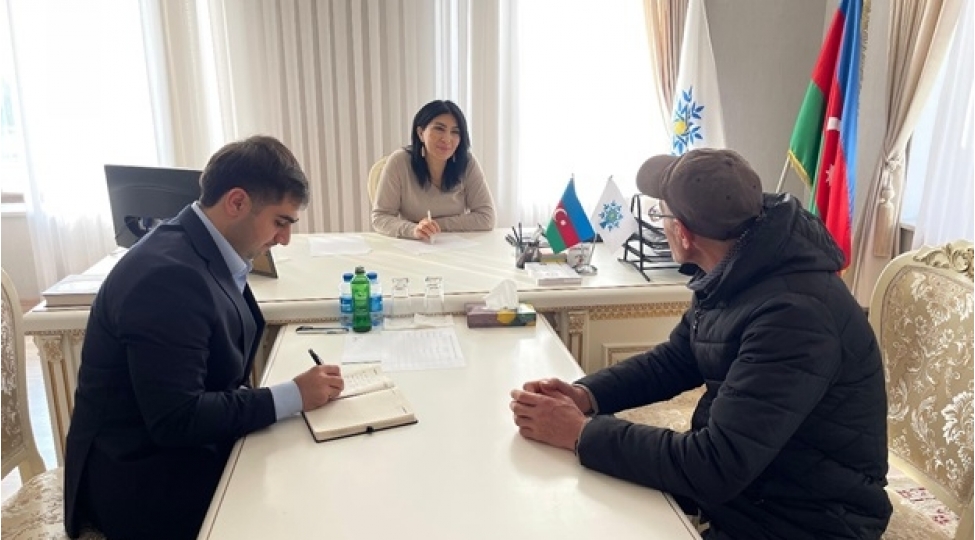 milli-meclisin-deputati-elnare-akimova-sechicilerle-gorushub-foto