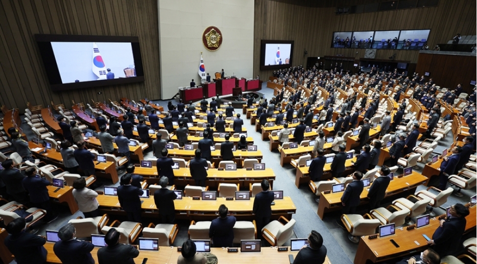 cenubi-koreyanin-hakim-partiyasi-prezidentin-impichmenti-ile-bagli-sesvermeni-terk-edib