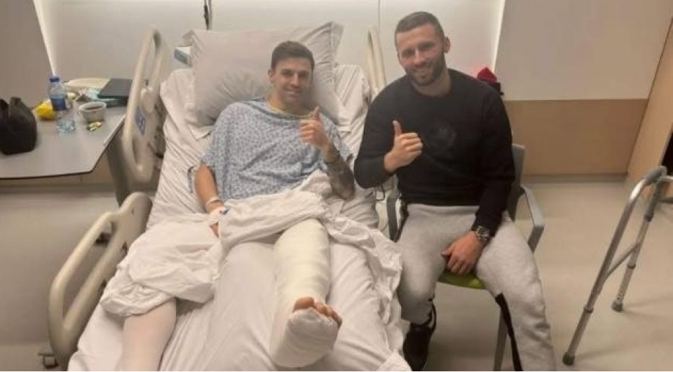 ayagini-qirdigi-futbolchunu-ziyaret-etdi