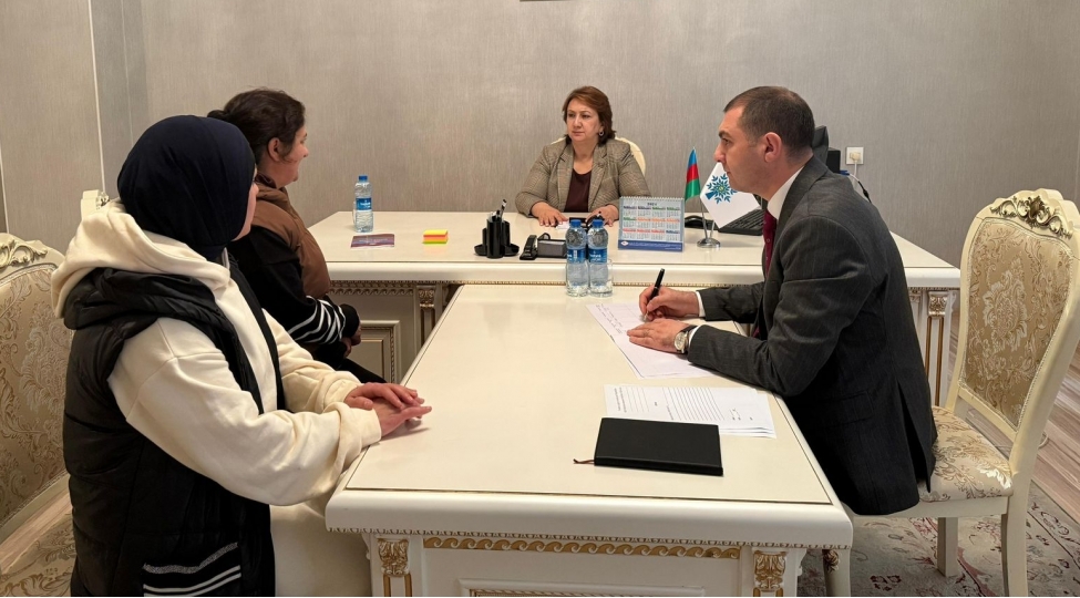 deputat-mehriban-veliyeva-sechicilerle-gorushub-foto