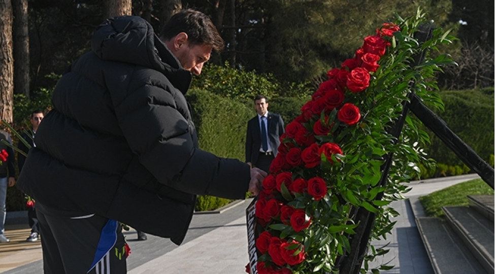 messi-ulu-onder-heyder-eliyevin-mezarini-ziyaret-etdi