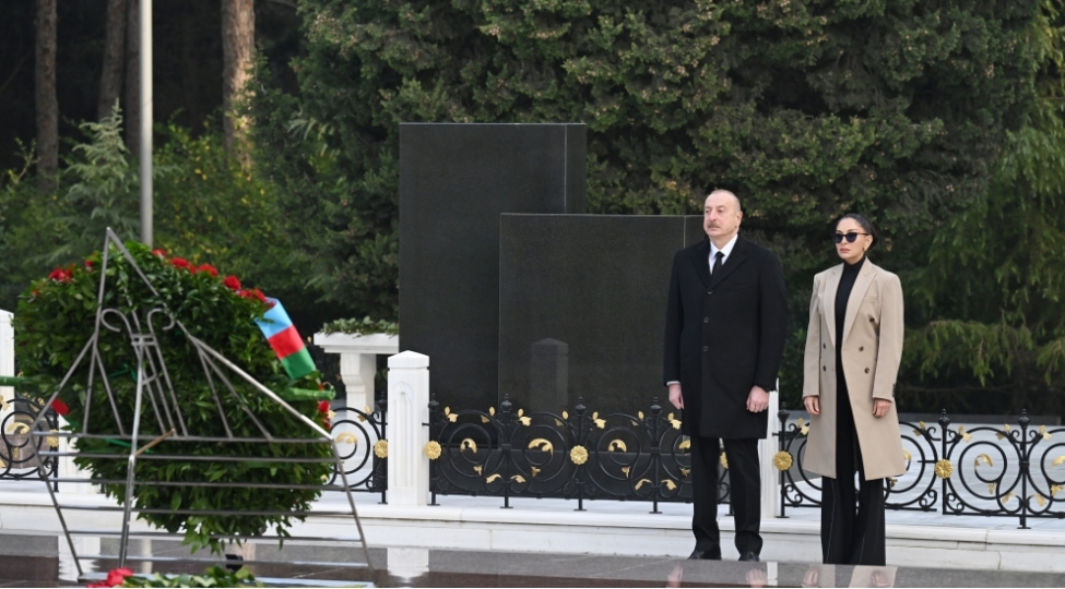 prezident-ilham-eliyev-ve-birinci-xanim-mehriban-eliyeva-umummilli-lider-heyder-eliyevin-mezarini-ziyaret-edibler-yenilenib-2
