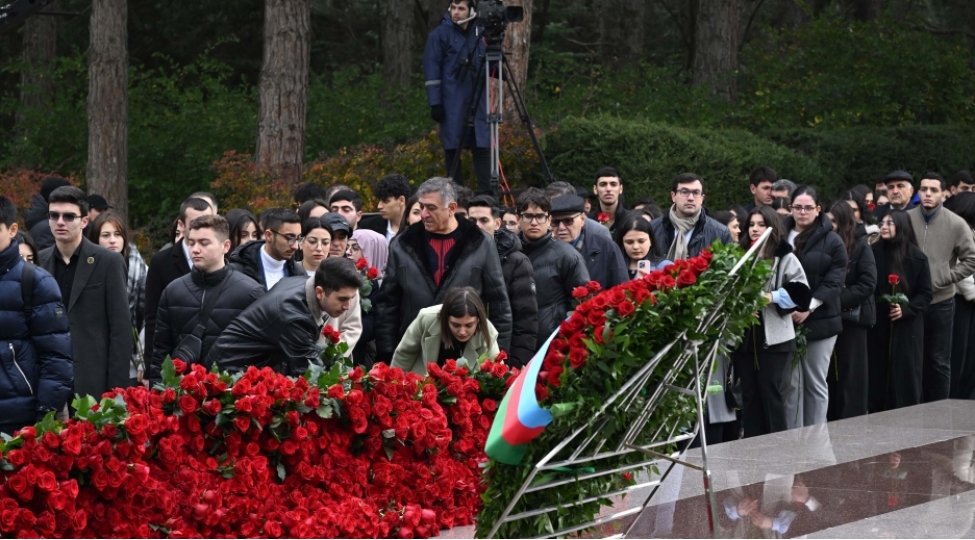 xalqimiz-ulu-onder-heyder-eliyevin-xatiresini-derin-ehtiramla-anib-foto
