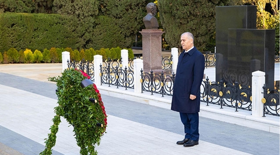 dtx-emekdashlari-heyder-eliyevin-mezarini-ziyaret-etdi