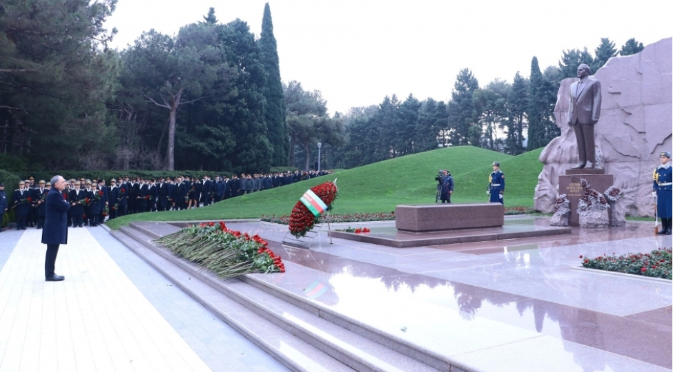 bash-prokurorlugun-emekdashlari-anim-gunu-ile-bagli-fexri-xiyabani-ziyaret-edib