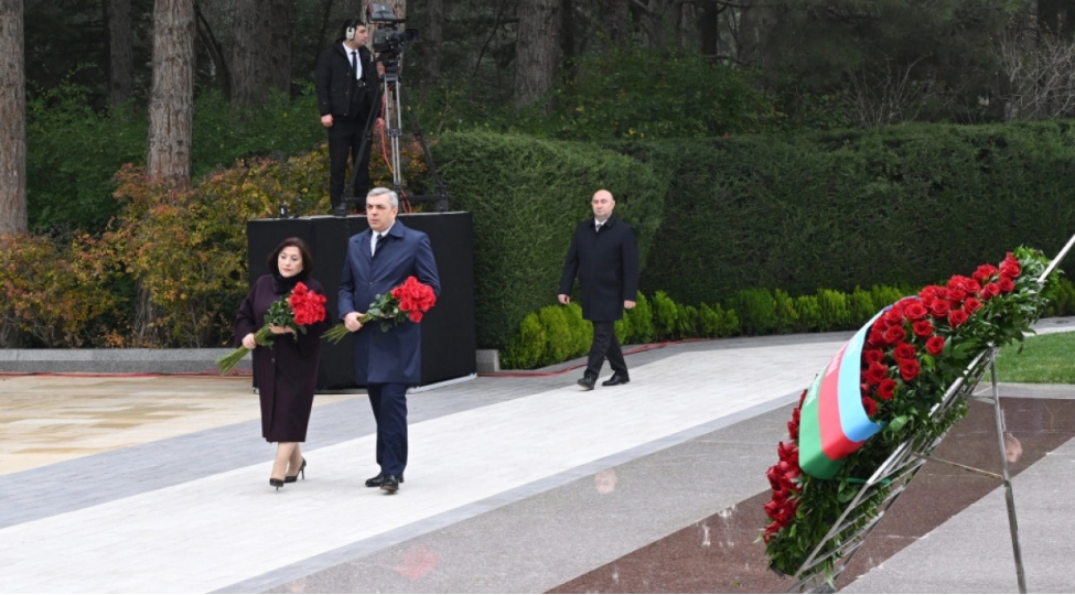 dovlet-ve-hokumet-resmileri-fexri-xiyabanda-ulu-onder-heyder-eliyevin-xatiresini-yad-edibler-foto