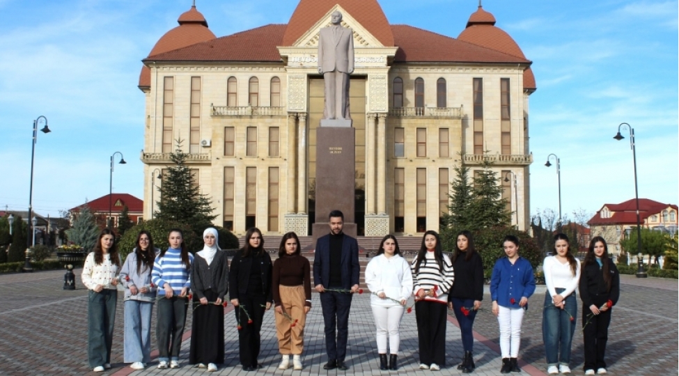 ulu-onder-heyder-eliyevin-eziz-xatiresi-region-gencleri-terefinden-yad-edilib