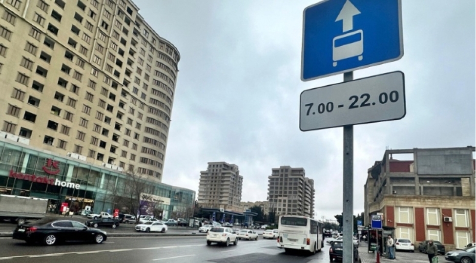 ayna-8-noyabr-prospekti-ve-mehemmed-hadi-kuchesinde-avtobus-zolagina-vaxt-bildiren-yol-nishani-qurashdirib-foto