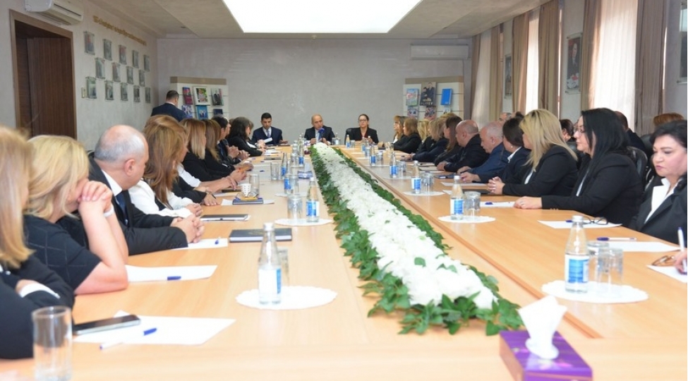 emin-emrullayev-bakida-mekteb-direktorlari-ile-gorushub-tapshiriqlar-verib