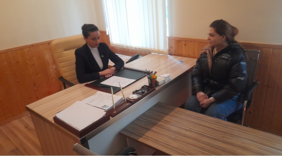 sebine-xasayeva-lokbatan-qesebesinde-vetendashlari-qebul-edib-foto
