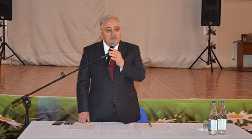 vaqif-hesenov-novbeti-seyyar-qebul-kechirib-foto