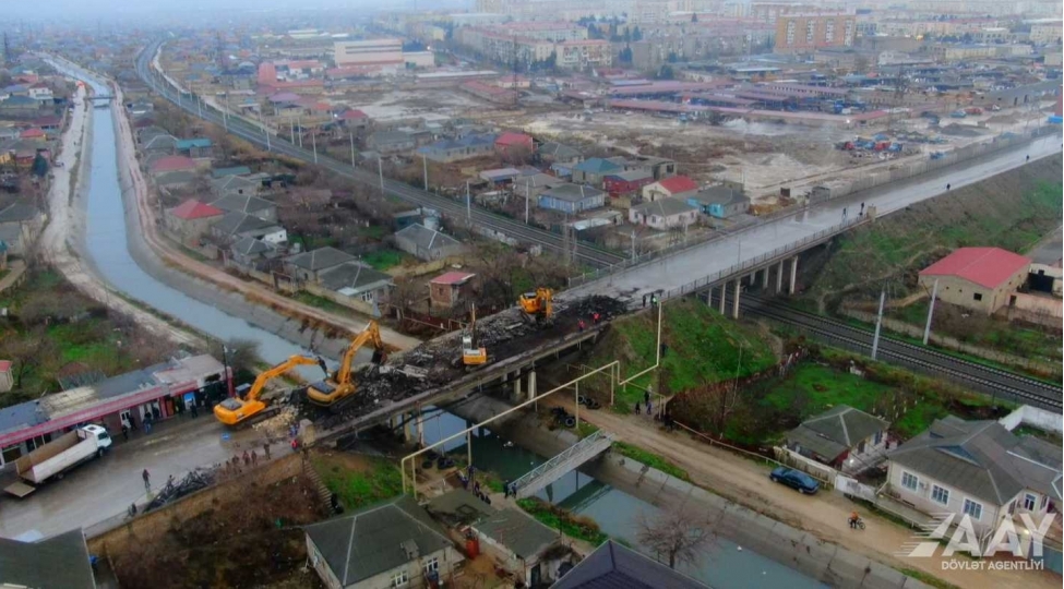 sumqayit-sheherini-saray-qesebesi-ile-birleshdiren-korpunun-sokuntusune-bashlanilib-video