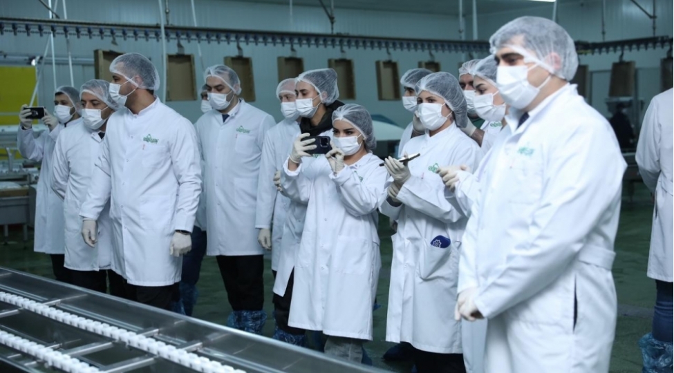 media-numayendeleri-siyezende-halal-uygunluq-sertifikati-almish-muessisenin-fealiyyeti-ile-tanish-olublar-foto