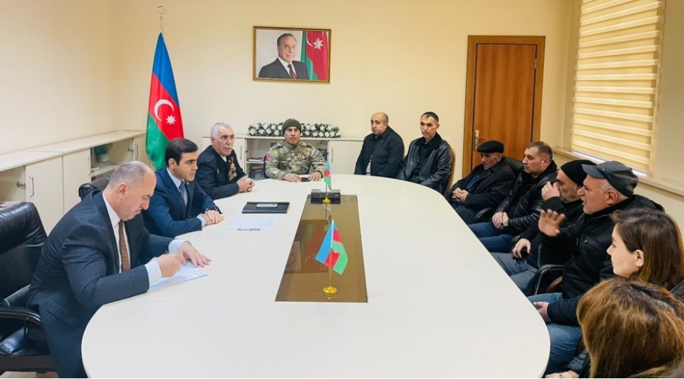 anar-memmedov-agdere-rayonundan-olan-sakinleri-qebul-edib