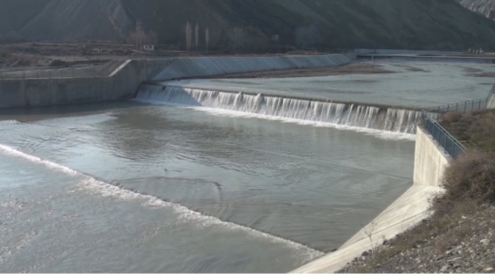 goychayda-ekin-sahelerinin-suvarilmasi-uchun-kanallar-lilden-temizlenir