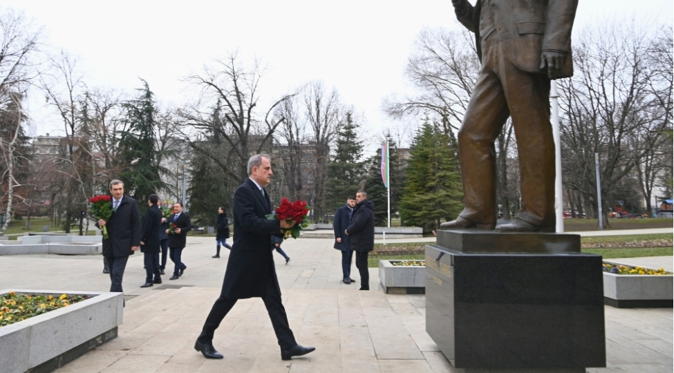 azerbaycan-xin-bashchisi-belqradda-heyder-eliyevin-abidesini-ziyaret-edib