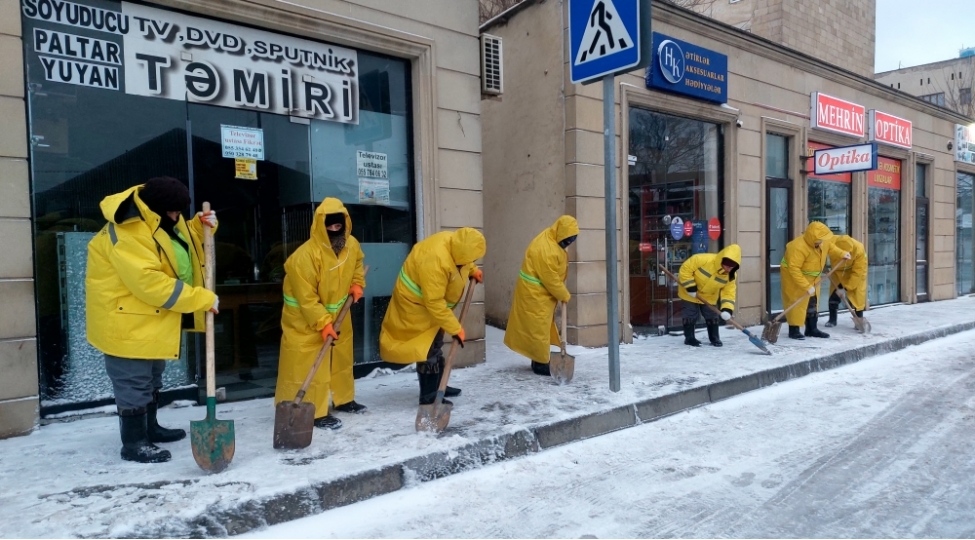 bshih-seher-saatlarindan-paytaxtda-qardan-temizlik-ishleri-davam-edir