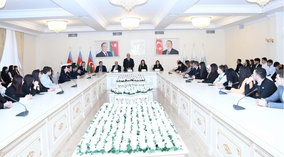 yap-sumqayit-ugurlu-yolun-tarixi-ve-perspektivleri-adli-deyirmi-masa-kechirilib