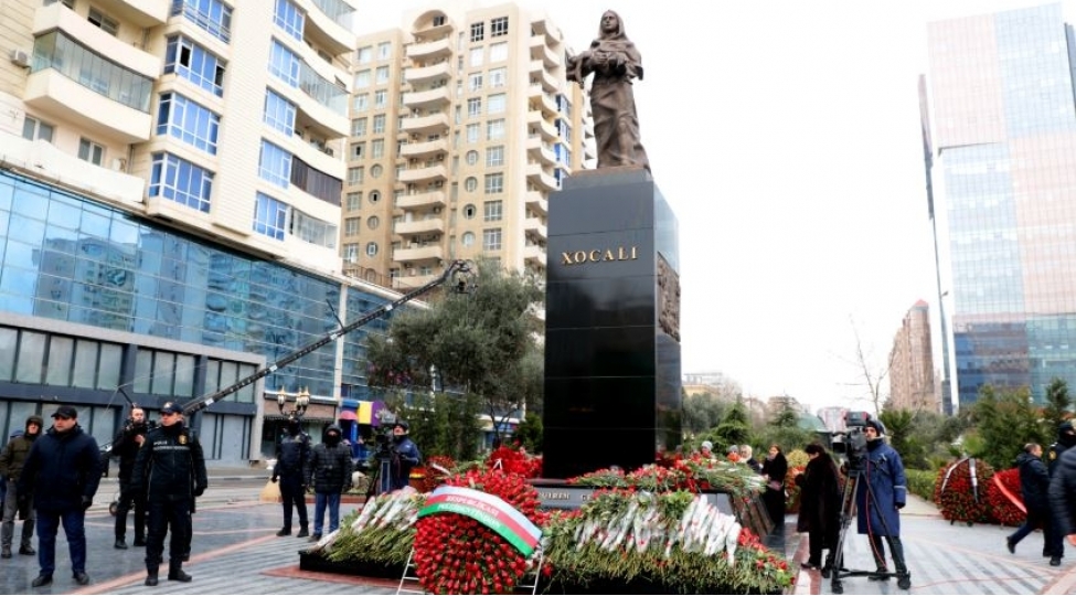 ahik-kollektivi-xocali-soyqirimi-abidesini-ziyaret-edib