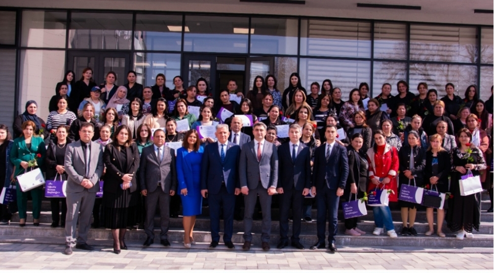 xankendide-teshkil-olunan-tikishchilik-kursunu-bitiren-dahabir-qrup-shexse-peshe-sertifikatlari-teqdim-edilib