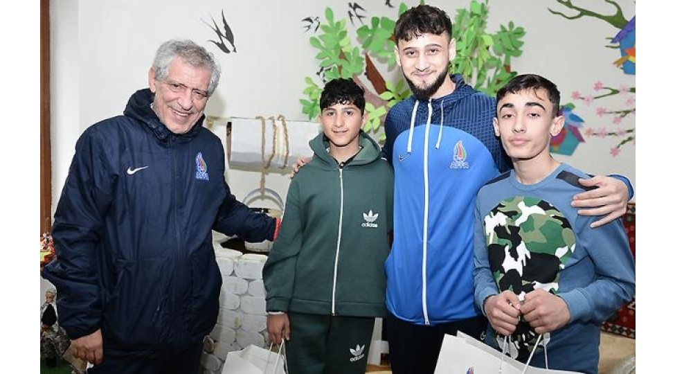 santush-ve-futbolchulari-ushaq-evinde-foto