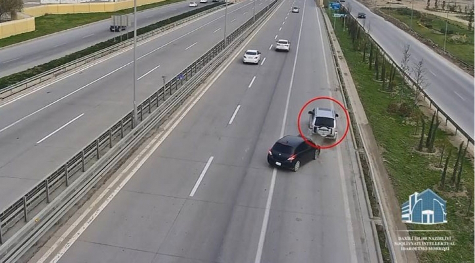suretli-yollarda-geriye-hereket-eden-avtomobiller-qezaya-sebeb-olub
