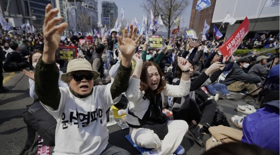 cenubi-koreyada-etirazlar-fotolar