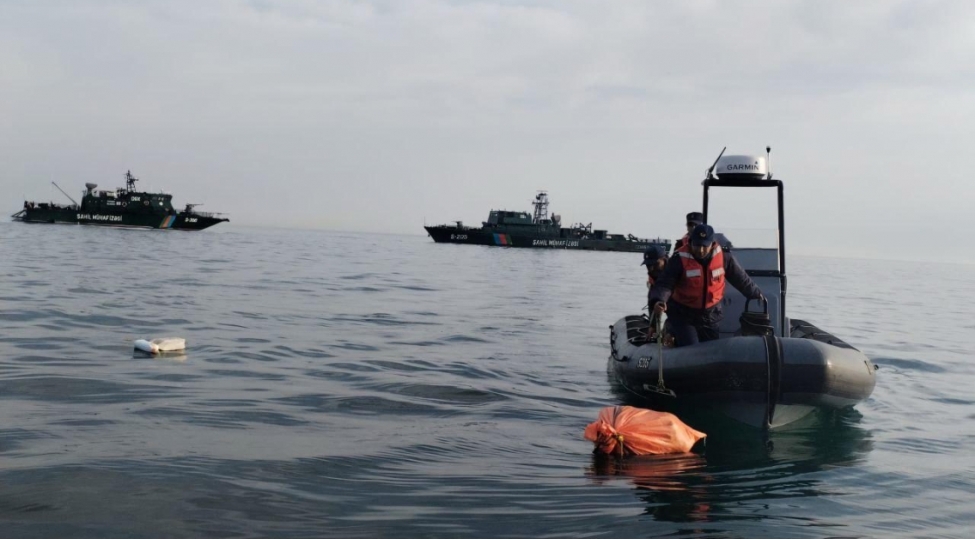 xezer-denizinin-olkemize-mensub-erazi-sularinda-ashkarlanan-narkotik-vasite-goturulub