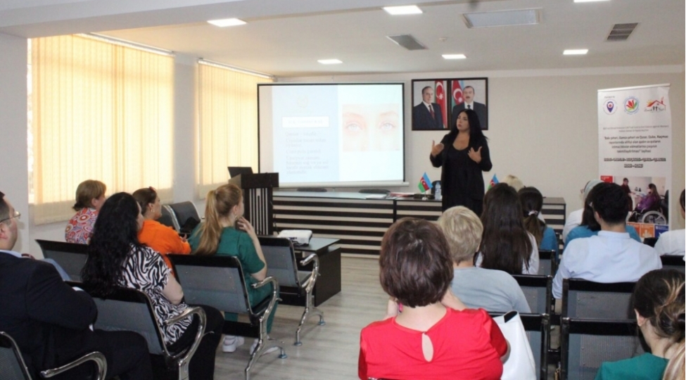 etika-uzre-taninmish-telimchi-gunel-ibrahim-dovlet-qulluqchularina-telim-kechib