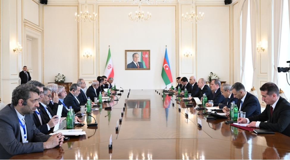 azerbaycan-prezidenti-ilham-eliyevin-iran-prezidenti-mesud-pezeshkian-ile-genish-terkibde-gorushu-bashlayib