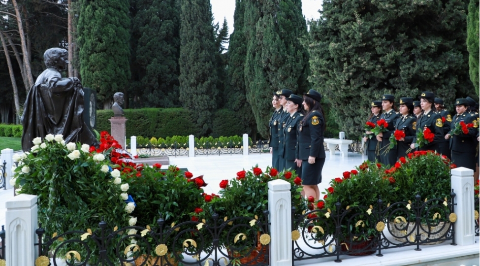 dovlet-xidmetinin-qadin-herbi-qulluqchulari-akademik-zerife-eliyevanin-mezarini-yad-edibler