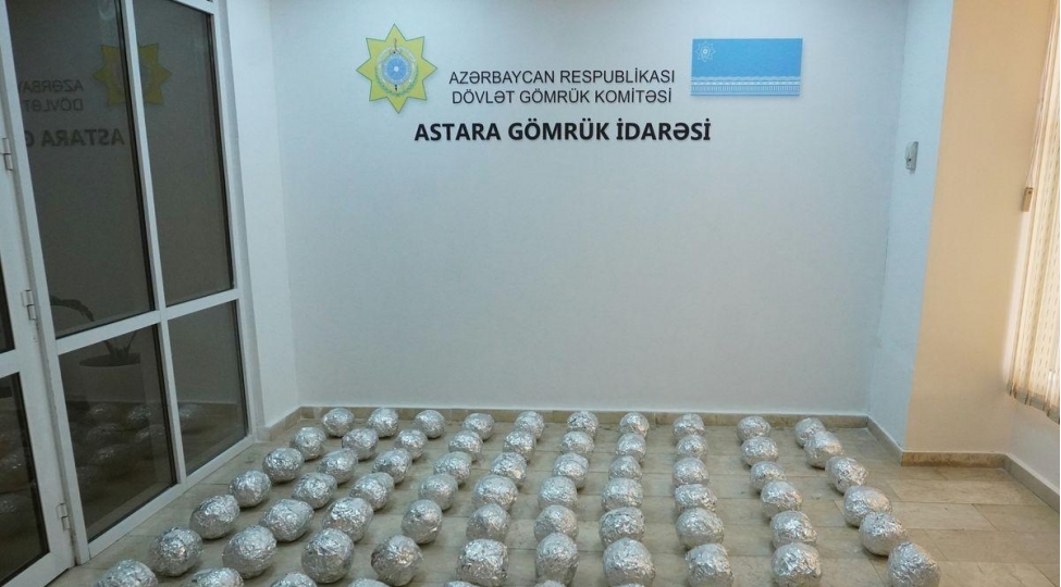 gomrukchulerimiz-qarpizin-icherisinde-gizledilen-narkotik-ashkar-etdiler-63-kiloqramdan-artiq