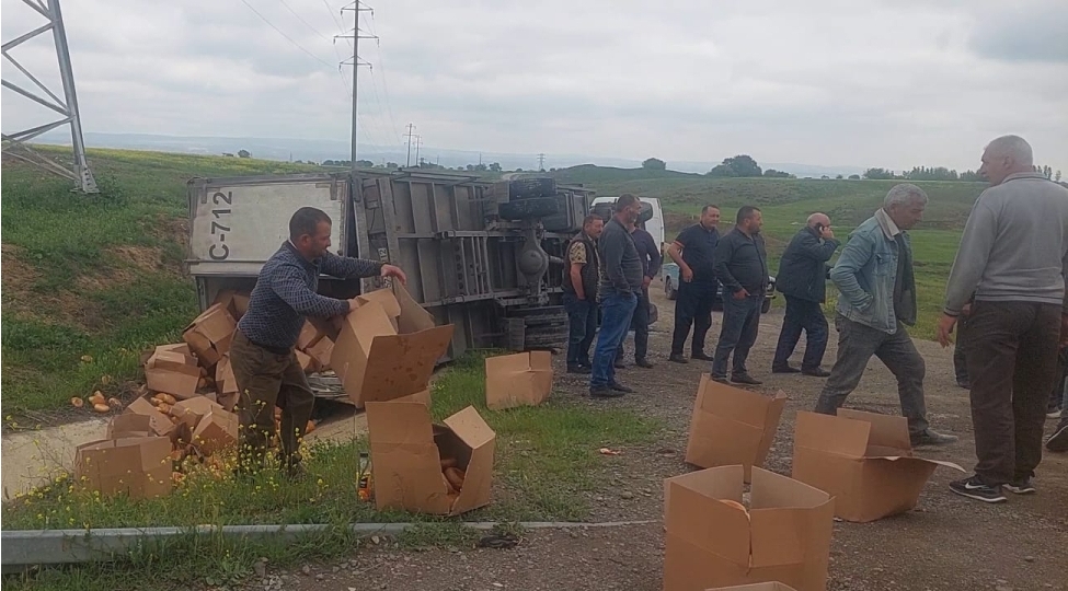 agstafada-iki-yuk-mashini-toqqushub-xesaret-alan-var