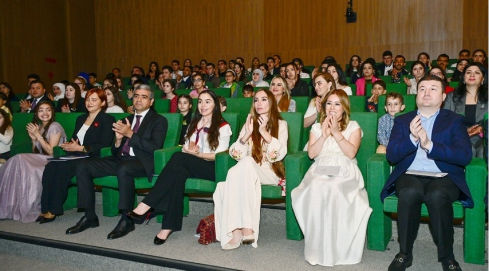 leyla-eliyeva-ve-arzu-eliyeva-hessas-qruplara-aid-shexslerin-yaradiciliq-prosesi-ile-tanish-olublar