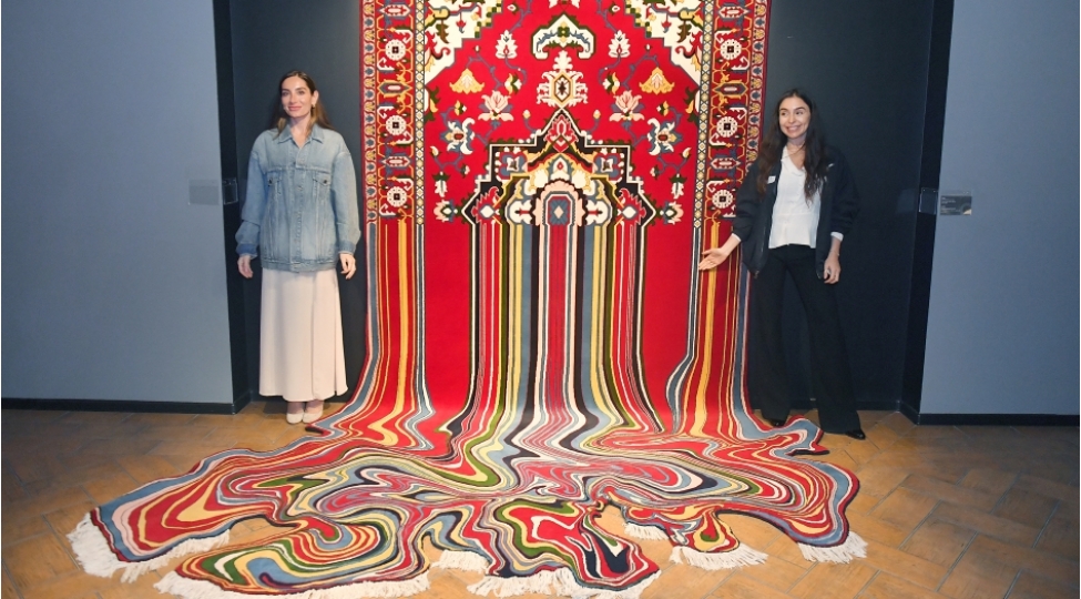 leyla-eliyeva-ve-arzu-eliyeva-beynelxalq-xalcha-festivalini-ziyaret-edibler
