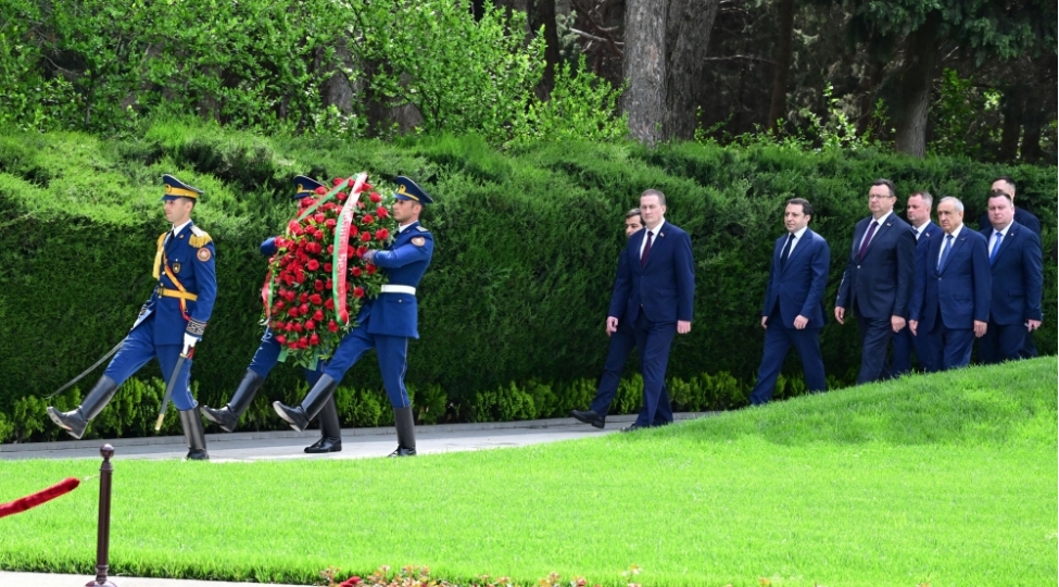 belarusun-bash-naziri-fexri-xiyabani-ziyaret-edib