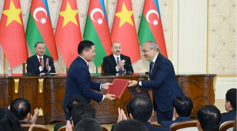 azerbaycan-ile-vyetnam-arasinda-imzalanmish-senedler-mubadile-edilib-yenilenibfoto