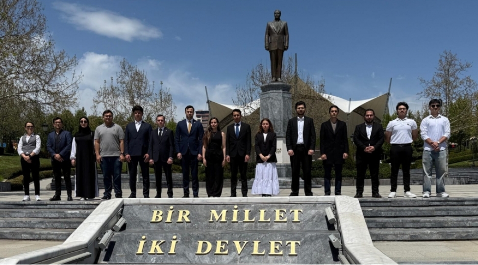 azerbaycanli-telebeler-ankarada-ulu-onder-heyder-eliyevin-xatiresini-yad-edibler