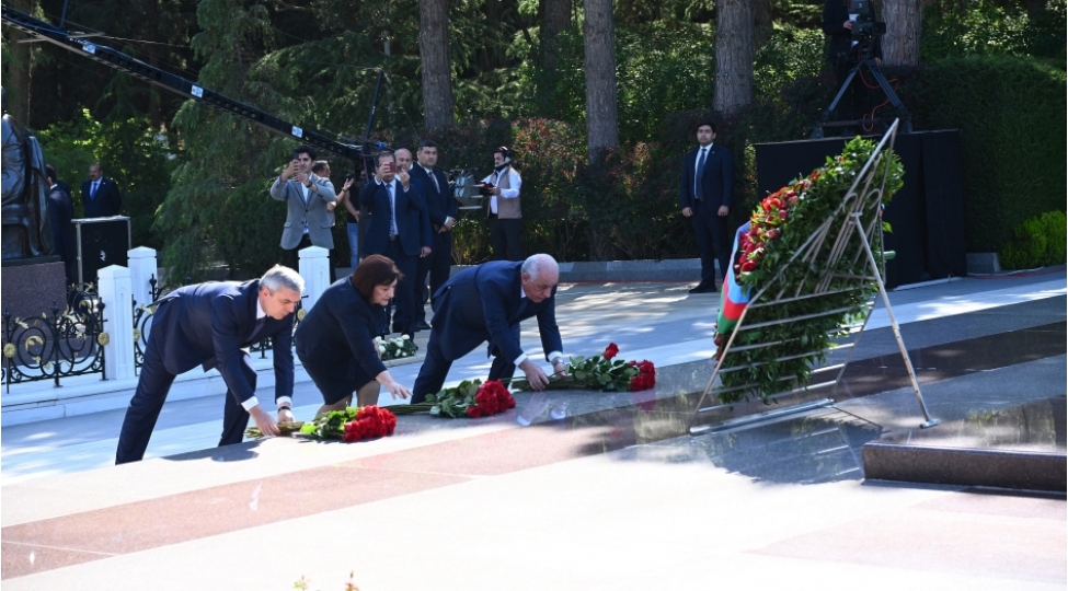 dovlet-ve-hokumet-resmileri-fexri-xiyabani-ziyaret-edibler