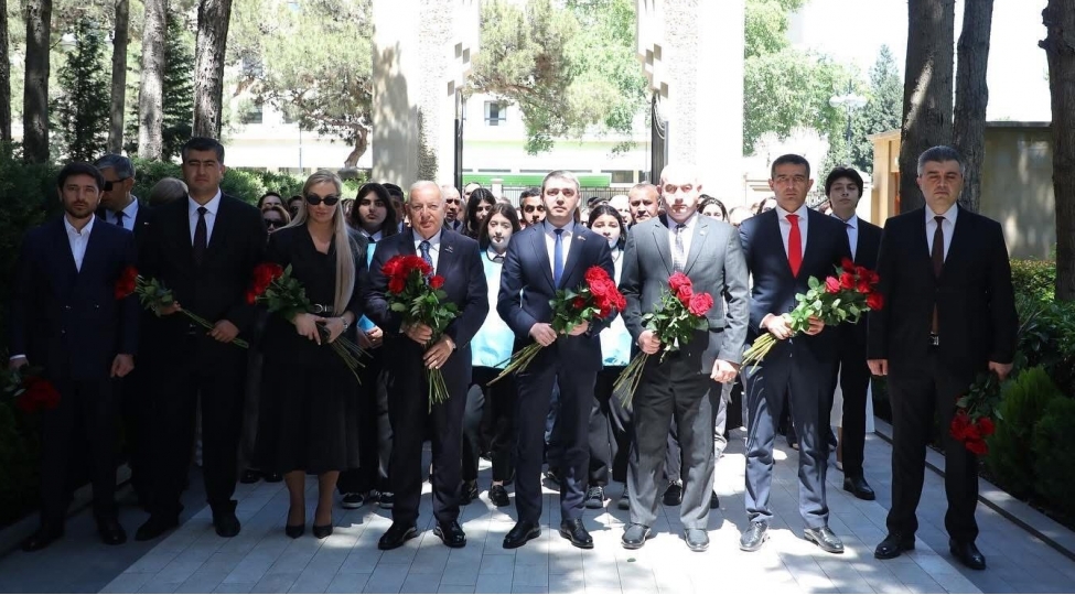 imzanin-rehber-heyeti-kollektivin-uzvleri-ve-konulluleri-umummilli-liderin-mezarini-ziyaret-edibler-foto