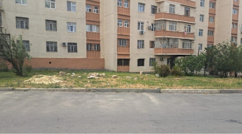 yeni-guneshli-qesebesinde-qanunsuz-yerleshdirilmish-koshk-sokulub
