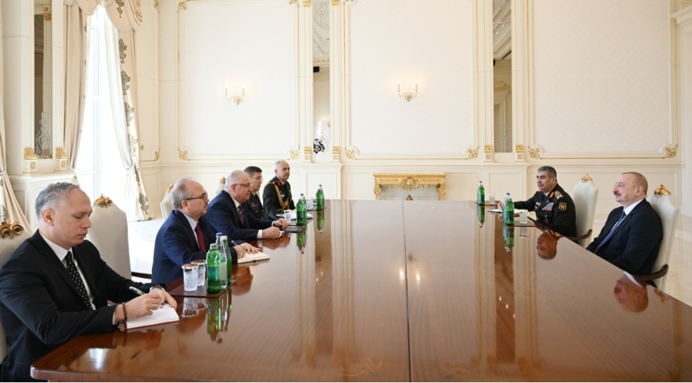 azerbaycan-prezidenti-ilham-eliyev-turkiyenin-milli-mudafie-nazirini-qebul-edib