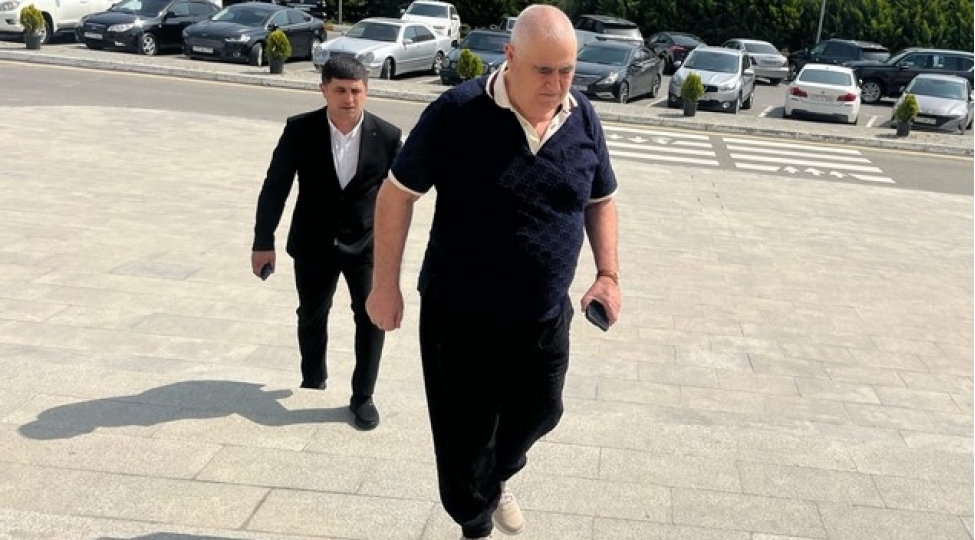sherurlu-isfendiyar-baresindeki-shikayetle-bagli-mehkemeye-gedib