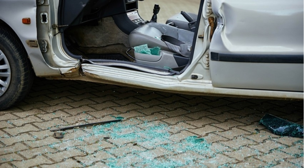 bakida-minik-avtomobili-furqona-chirpilib-olen-var