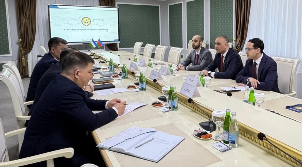 ozbekistan-ve-azerbaycan-mudafie-senayesi-sahesinde-emekdashligi-muzakire-edib