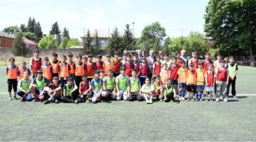 masallinin-boyuk-kolatani-kendinde-mini-futbol-meydanchasi-istifadeye-verilib