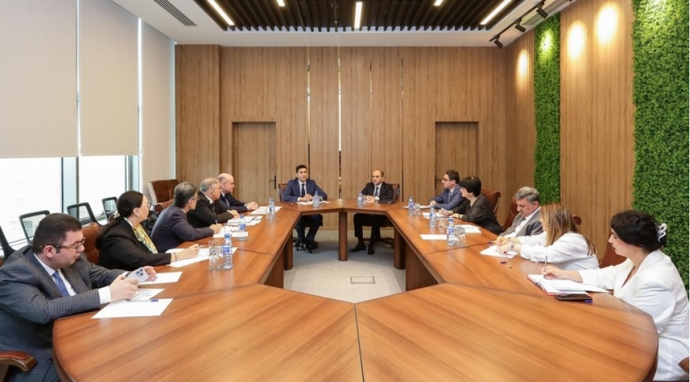 pa-numayendesi-eesmn-yaninda-ictimai-shuranin-uzvleri-ile-gorushub