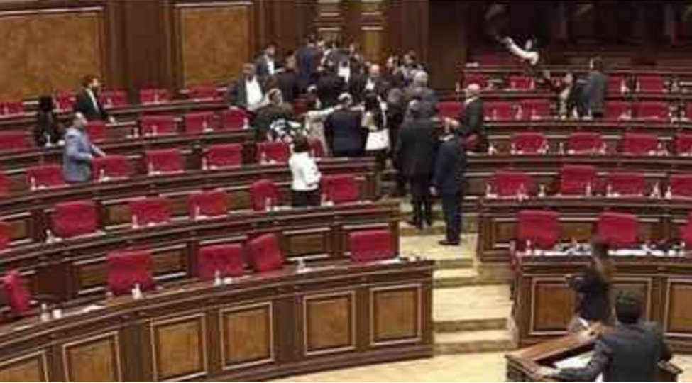 ermenistan-parlamentinde-dava-dushdu-video-2